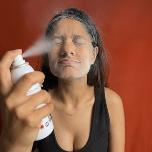 Appliquez le spray sur le visage